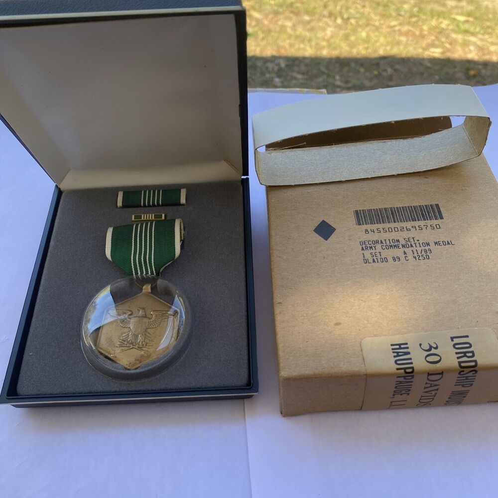 VINTAGE US Army Armed Forces "FOR MILITARY MERIT" Medal Ribbon Lapel Pin Box Set